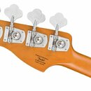 Zadní strana hlavy basové kytary z přírodního dřeva se čtyřmi chromovanými ladičkami. Na dřevě je černý nápis: „Designed and Backed by Fender®“, pod…
