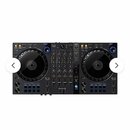 Černý DJ kontrolér s dvěma jog-wheels a centrálním mixážním sekcí. Na spodní části je vidět bílý nápis Pioneer DJ. Zařízení obsahuje zahlreiche modré…