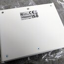 Zadní strana bílého, plochého elektronického zařízení v plastovém obalu. Na horní části je nalepený štítek s nápisy „Model No: 00201131“, „FC“, „CE“,…