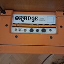 Kytarový kombozesilovač v oranžovém vinylu s černými plastovými rohy. Na předním panelu je bílý nápis ORANGE a modelové označení TINY TERROR. Panel o…