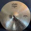Kruhový činel z kovového materiálu s viditelným rýhováním povrchu. Na horní části je nápis pAiste Twenty TRADE MARK MADE IN SWITZERLAND. V pravé část…