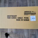 Kartonová krabice hnědé barvy s černými nápisy. Na povrchu je text DWCP700OPT 7000 SERIES SINGLE PEDAL MADE IN TAIWAN. V pravém horním rohu je čárcov…