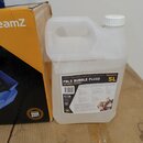 Bílý plastový kanystr s úchytkou a bílým šroubovacím uzávěrem. Na kanystru je štítky s nápisy „beamZ“, „FBLS BUBBLE FLUID“, „FOR BUBBLE MACHINES“ a o…