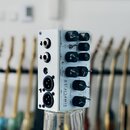 Bíle provedený kytarový předzesilovač s ovládacími knoflíky a konektory. Na předním panelu jsou nápisy SIMPLIFIER, ZERO WATT STEREO GUITAR AMP a PREA…