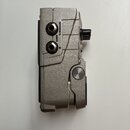 Stříbrný kovový efekt pedál s dvěma výstupními konektory. Vedle konektorů jsou nápisy MONO/L, OUT a R. Na boku je vidět černý oválný knoflík a kovový…