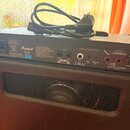 Zadní strana kytarového komba značky Marshall v černém provedení. Na ovládacím panelu jsou nápisy MAINS INPUT, FX LOOP (s vstupy RETURN a SEND), F/S,…