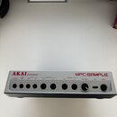 Zadní strana stříbrného zařízení s nápisy AKAI professional a MPC SAMPLE. Jsou zde viditelné konektory označené jako PHONES, SYNC OUT, MIDI OUT, MIDI…
