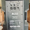 Zadní strana černého aktivního reproduktoru značky ALTO PROFESSIONAL, model TS312. Na zadním panelu je nápis 2000-WATT 12" 2-WAY POWERED LOUDSPEAKER…