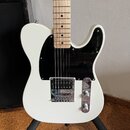 Bílá elektrická kytara typu Telecaster s černým plechtrátem a hnedým javorovým hmatníkem. Nástroj má chromovaný most s integrovaným snímačem a ovláda…