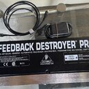 Zadní strana černého přístroje s nápisem FEEDBACK DESTROYER PRO a podtitulem 24-BIT DUAL-ENGINE AUTOMATIC FEEDBACK DESTROYER/PARAMETRIC EQ MODEL DSP1…