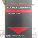 Černá paměťová karta s nápisy. V horní části je bílé logo Roland a označení SN-U110-12. Uprostřed je červený pruh s textem SOUND LIBRARY a pod ním da…