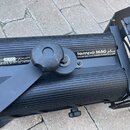 Černý cylindrický přístroj s žebrovaným povrchem a připevněnými kovovými klapny. Na těle je bílý nápis „tempo f650 plus“ a pod ním text „designed and…