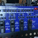 Modrý efektový procesor s nápisem BOSS ME-90B BASS MULTIPLE EFFECTS. Zařízení obsahuje numerous ovládací knofíky, přepínače a čtyři stupněbarevné ped…