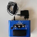 Modrý efektový pedál s nápisem BOSS VE-1 Vocal Echo. Zařízení má ovládací knoflíky označené LEVEL, TONE a TYPE, přepínače ENHANCE, DOUBLE a MEMORY or…