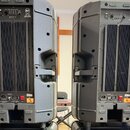 Dvě šedé aktivní reproduktory značky RCF, model ART 500A. Zadní strana obsahuje ovládací prvky, chladicí žebrování a napájecí konektory. Na spodní čá…