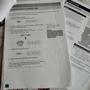 Fotografie zachycuje otevřený návod k použití elektronických bicích. Na stránkách jsou vidět texty v češtině s nadpisy „Vytvoření vlastní unikátní sa…