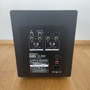 Zadní strana černého aktivního subwooferu s kovovým panelem konektorů a ovládacích prvků. Na panelu jsou nápisy PreSonus, ERIS SUB8 a High Definition…