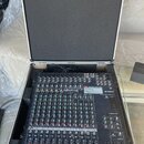 Míchací pult Yamaha MG166X USB umístěný v hliníkovém transportním kufru s černé polstrováním. Na přístroji jsou viditelné nápisy YAMAHA a MG166X USB.…