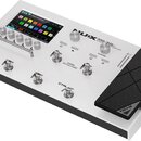 Bílý kytarový procesor s černým expresním pedálem. Na horní straně je barevný displej, několik ovládacích knoflíků a nápisy NUX MG-50Li MODELLING PRO…