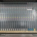 Šedý mixážní pult značky ALLEN & HEATH, model ZED 22FX. Zařízení je umístěno v transportním kufru a má řadu vstupních kanálů s posuvníky a ovládacími…