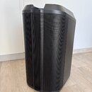 Černý reproduktor s kovovou mřížkou v přední části. Povrch je matný a nástroj vykazuje minimální známky opotřebení. Na viditelné části nejsou žádná l…