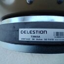 Detail reproduktoru s černým magnetem a kovovým prvencem. Na magnetu je bílá nálepka s nápisy CELESTION, T3903A, VINTAGE 30 8ohm 50 FH10 a MADE IN CH…