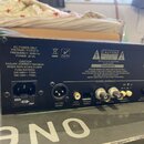 Zadní strana černého elektronického zařízení s různými konektory. Na šasi jsou viditelné nápisy AC POWER ONLY, VOLTAGE: 115/230 V, FREQUENCY: 50/60 H…