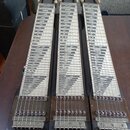 Tři stejné hmatníky pedal steel guitar z tmavého dřeva s bílými vložkami a černým rastrem. Každý hmatník má v horní části čtyři bílé ladičky a v doln…