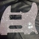 Světle šedý pickguard s perleťovým vzorem pro elektrickou kytaru. Je vyroben z plastového materiálu a obsahuje výřezy pro snímače a ovládací prvky. P…