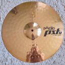 Zlatý kovový činel s povrchem s jemnými kladenými důlky. Na pravé straně je černý nápis pAiste pst8 18" ROCK CRASH. Povrch je v dobrém stavu bez vidi…