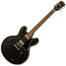Černá polodupatá elektrická kytara s hnědým hmatníkem a bílým lemováním kolem korpusu. Na hlavě je viditelné logo Epiphone a na hmatníku nápis ES-335…