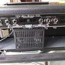 Zadní panel kytarového komba v černém texturovaném potahu. Na panelu jsou nápisy MESA/BOOGIE, DYNA-WATT POWER, FILLMORE 60 VACUUM TUBE AMPLIFIER a HA…