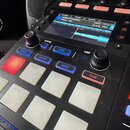 Černý DJ kontrolér s nápisem TRAKTOR KONTROL S5. Zařízení obsahuje displej, na kterém je vidět název skladby KURVY V POZORU a text Release - Topic. N…