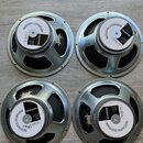 Čtyři reproduktory s kovovými rámy a černými membránami. Na bílých štítcích je u všech uvedeno „PROFESSIONAL LOUDSPEAKER“, značka „CELESTION“ a model…
