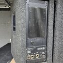 Zadní strana aktivního reproduktoru v šedém plátně. Na zadním panelu je nápis ACTIVE SPEAKER SYSTEM, model ABS 800 a logo class A s přпиsem MADE IN C…