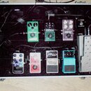 Kytarový pedalboard v černém kufru s hliníkovým rámem. Obsahuje efekty značek Maxon, UniChorus, tc electronic (model RBTEX), electro-harmonix (modely…