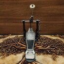 Fotografie zobrazuje jednopedálový basový pedál v černé barvě s kovovými prvky. Na spodní části pedálu je bílý nápis YAMAHA. Beater má bílou plastovo…