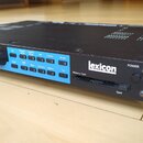 Černý rackový procesor s modrým panelem na přední straně. Na zařízení jsou nápisy PCM 80 DIGITAL REVERBERATOR, lexicon a POWER. Přední panel obsahuje…