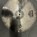 Kovový činel s výrazným kovaným povrchem (hammered). Na pravé straně je černý nápis Paiste 2002 TRADE MARK. V dolní části je uveden text TOP BIG BEAT…