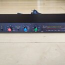 Černý rackový procesor s modrým předním panelem. Na levé straně je bílý nápis dbx 160A, vpravo dole nápis COMPRESSOR / LIMITER. Zařízení má dva červe…