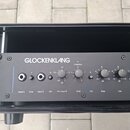 Černý rackový přístroj s nápisem GLOCKENKLANG. Na předním panelu se nachází několik otočných ovladačů s popisky Gain, Bass, Low, Mid a dalšími hodnot…