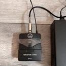 Černý bezdrátový vysílač s nápisy AKG, CHANNEL a PERCEPTION wireless PT 45. Zařízení má plastové provedení s průhledným krytem v horní části a připoj…