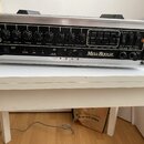 Kytarový předzesilovač v rackovém provedení s kovovým šasi a černým předním panelem. Na panelu je nápis Mesa/Boogie a STUDIO PREAMP™. Jsou zde ovláda…