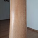 Detailní záběr na hmatník nebo krk hudebního nástroje vyrobený ze světlého dřeva s lakovaným povrchem. Na fotografii nejsou viditelné žádné značky, n…