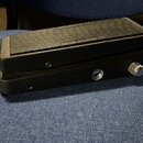 Černý efekt pedál s žebrovaným horním povrchem. Na horní části je vlisovaný nápis „INSTRUMENT“. Boční strana obsahuje kovový knoflík a dva konektory.…