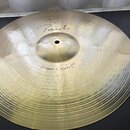 Kovový činel zlaté barvy s viditelným rýhováním po celém povrchu. Na horní části je kurzivním písmem nápis Paiste a ve spodní části text Power Crash…