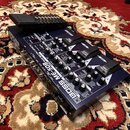 Multiefektový procesor pro basovou kytaru Boss ME-50B v černé barvě s modrými detaily. Na přístroji je vidět nápis BOSS ME-50B BASS MULTIPLE EFFECTS…