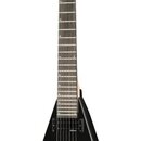 Černá elektrická kytara s korpusem ve tvaru V. Na hlavě hmatníku je bílé logo Jackson. Nástroj má dva humbuckery, dva ovládací knofíky a hnedý hmatní…