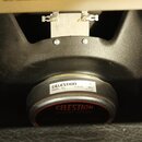 Fotografie zachycuje zadní část reproduktoru s černým kovovým rámem. Na bílé nálepse je uveden nápis CELESTION, T5400A, 4 Ω, G12E-50, 08AV a MADE IN…