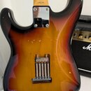 Zadní strana elektrické kytary s tělem v provedení sunburst. Na krku je nápis MADE IN JAPAN a sériové číslo NOR1505. V zadní části těla je vyřezaný o…